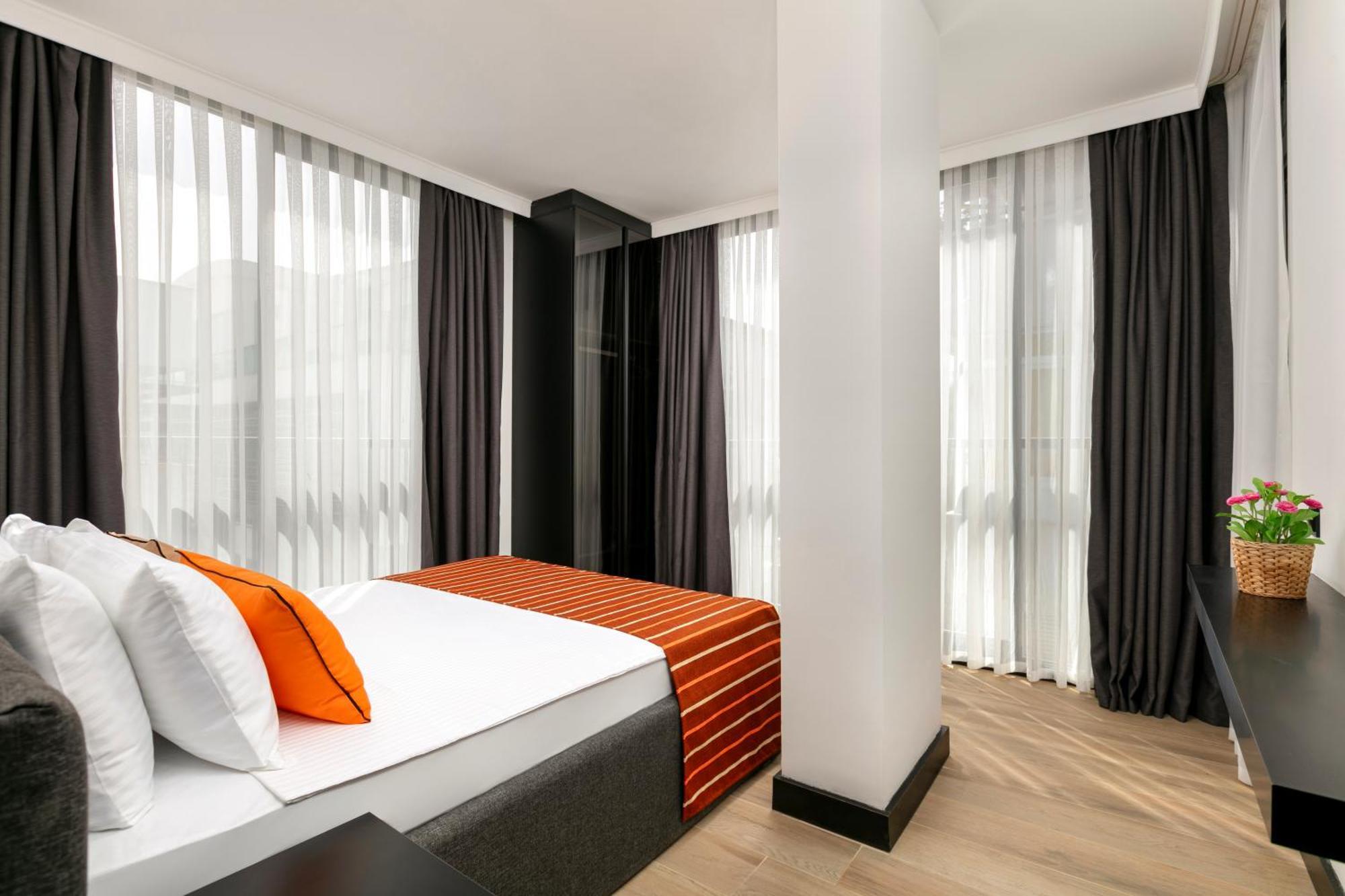 Ella Hotel *